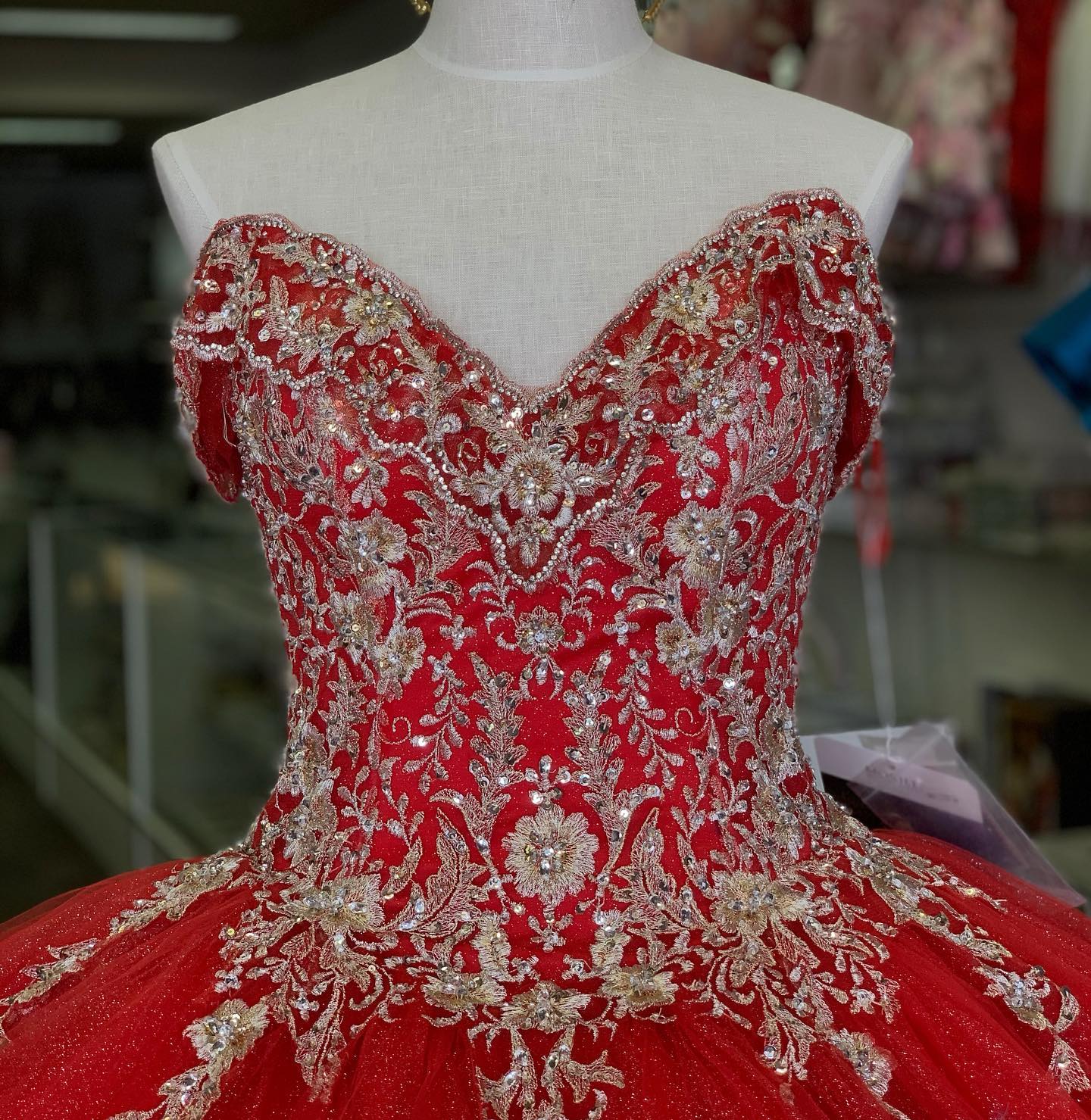red quinceanera with gold embroidery,off the shoulder sweet 16 dress,off the shoulder quinceanera dress,most elegant quinceanera dress,quinceanera dress popular color,