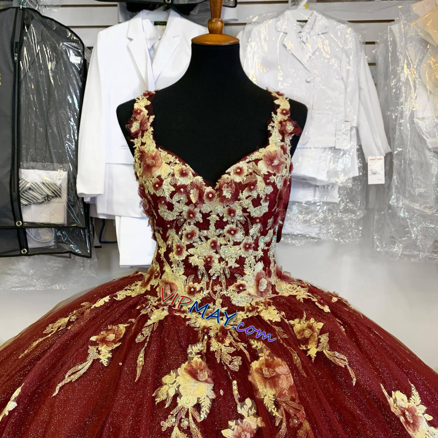 maroon quinceanera dress,big skirt quinceanera dress,big skirt sweet 16 dress,burgundy and gold quinceanera dress,quinceanera dress with applique,