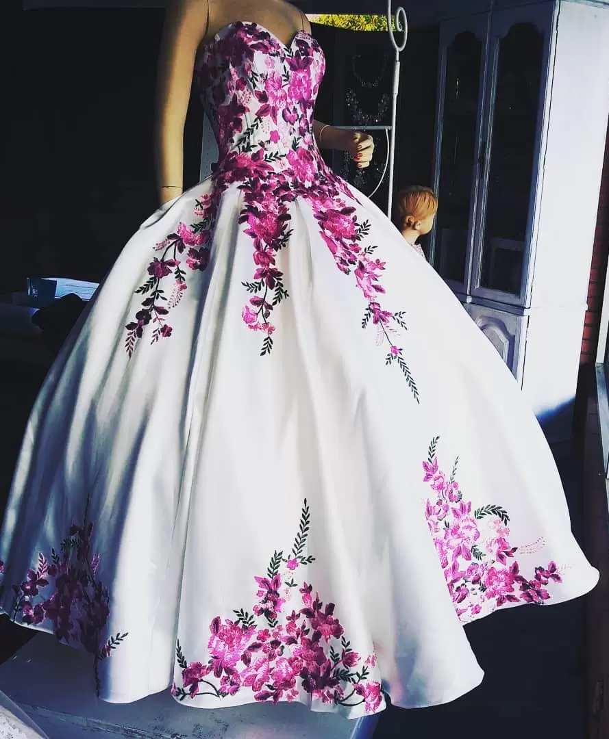 quinceanera dress western theme,western themed quinceanera dress,mexican inspired quinceanera dress,modern mexican quinceanera dress,white and purple quinceanera dress,white quinceanera dress,floral embroidery quinceanera dress,embroidery quinceanera dress,white quinceanera dress with purple embroidery,chinese quinceanera dress factory,