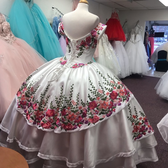 floral embroidered quinceanera dress,mexican quinceanera charro dress,quinceanera dress with short sleeves,detachable sleeves quinceanera dress,white quinceanera dress,charro collection quinceanera dress,