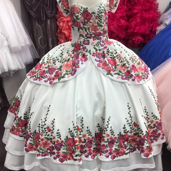 floral embroidered quinceanera dress,mexican quinceanera charro dress,quinceanera dress with short sleeves,detachable sleeves quinceanera dress,white quinceanera dress,charro collection quinceanera dress,