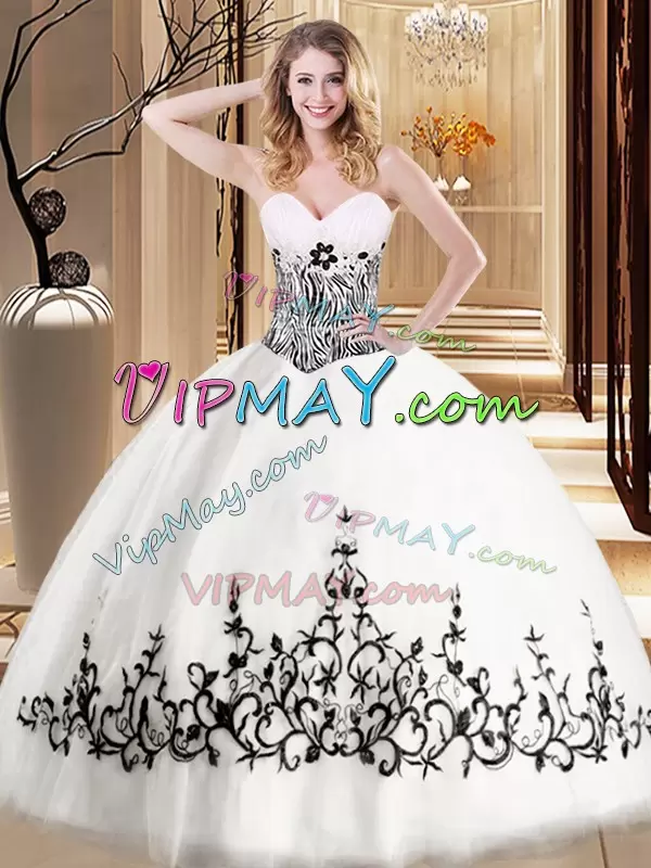 Fashionable White Ball Gown Prom Dress Military Ball and Sweet 16 and Quinceanera with Embroidery Sweetheart Sleeveless Lace Up
