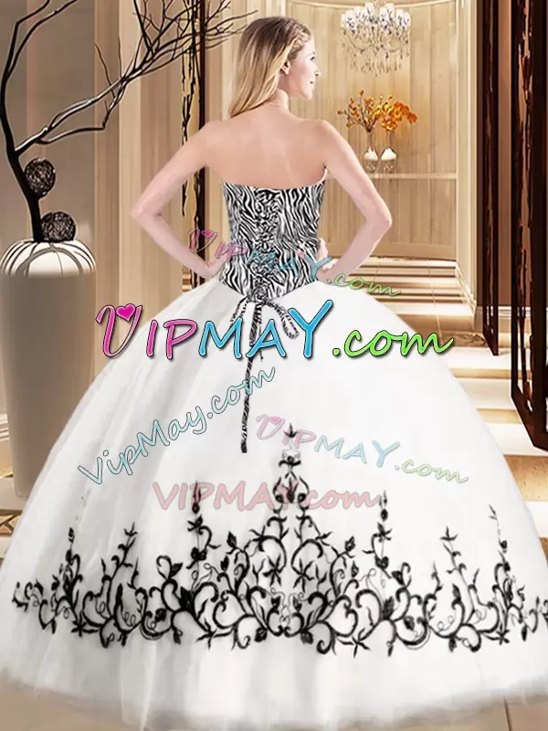 Fashionable White Ball Gown Prom Dress Military Ball and Sweet 16 and Quinceanera with Embroidery Sweetheart Sleeveless Lace Up