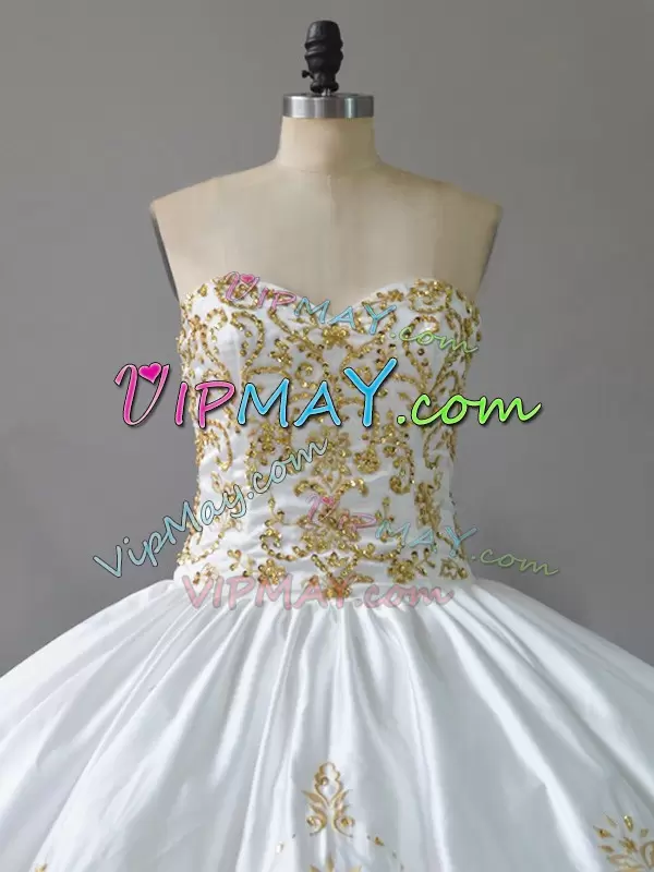 Extravagant White Sweetheart Neckline Embroidery Quince Ball Gowns Sleeveless Lace Up