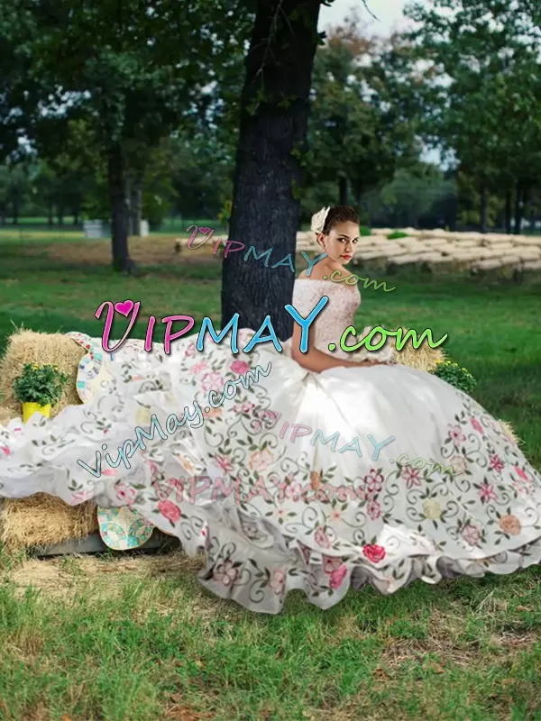 High Quality Short Sleeves Floor Length Beading and Embroidery and Ruffled Layers Lace Up Quinceanera Dresses with White