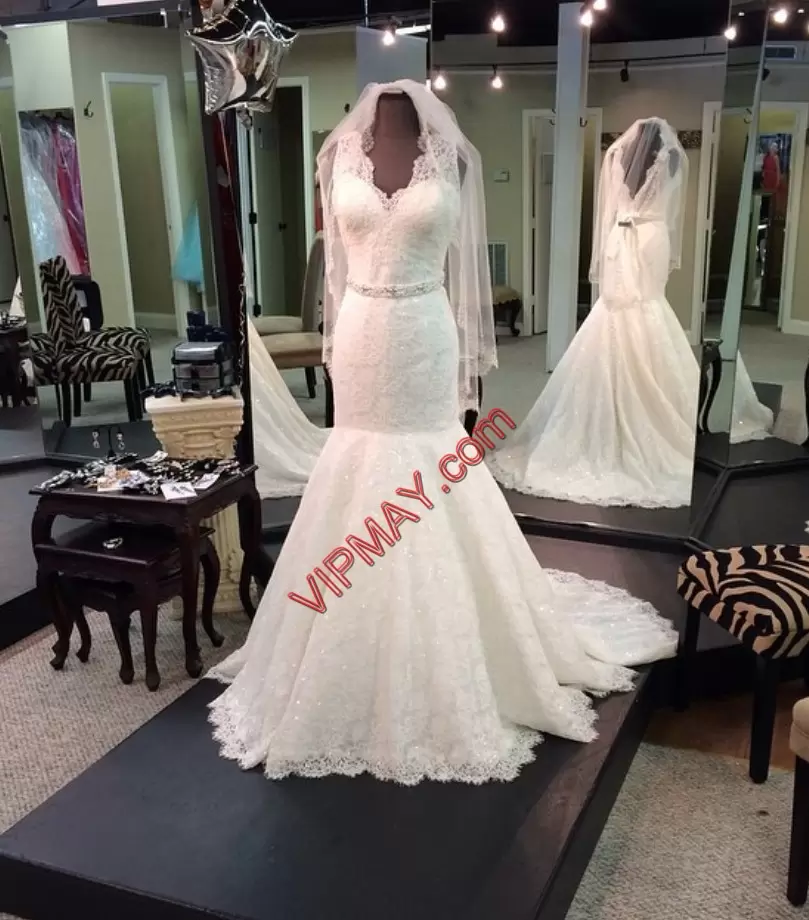 White Sleeveless Lace Brush Train Lace Up Wedding Dresses for Wedding Party