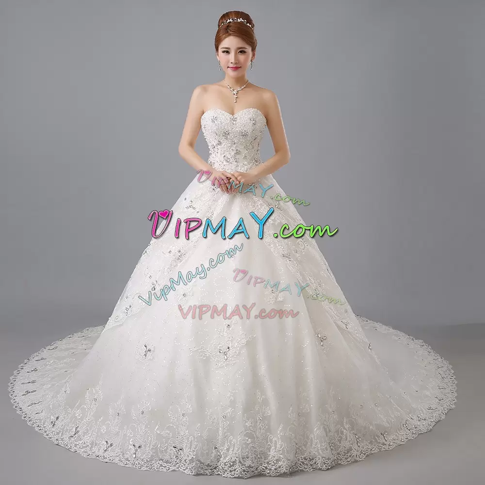 Best Selling White Ball Gowns Tulle Sweetheart Sleeveless Beading and Lace Lace Up Wedding Dresses Chapel Train