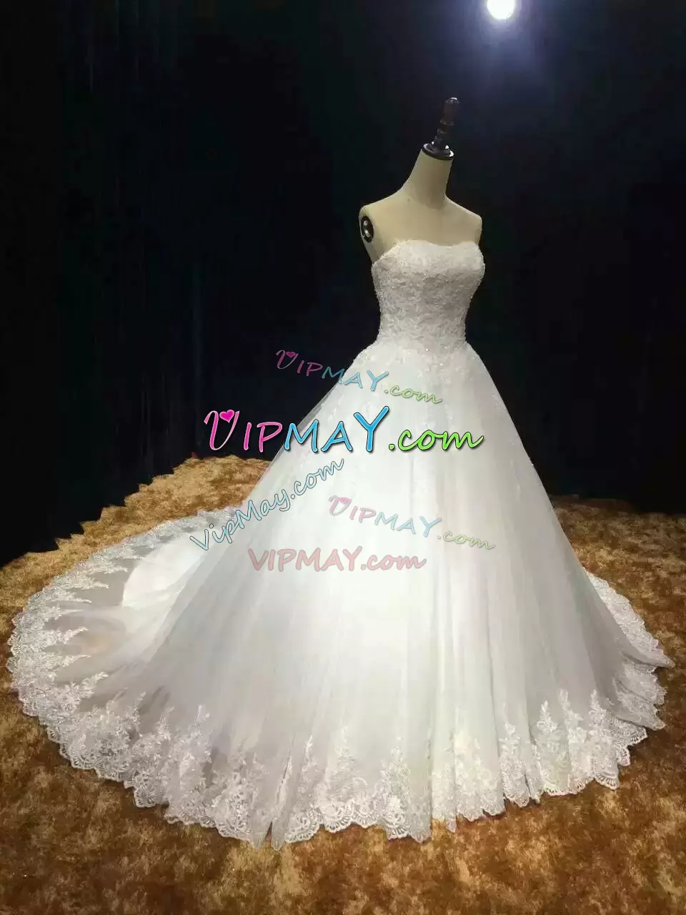 Fitting White Ball Gowns Lace and Appliques Wedding Dresses Backless Tulle Sleeveless