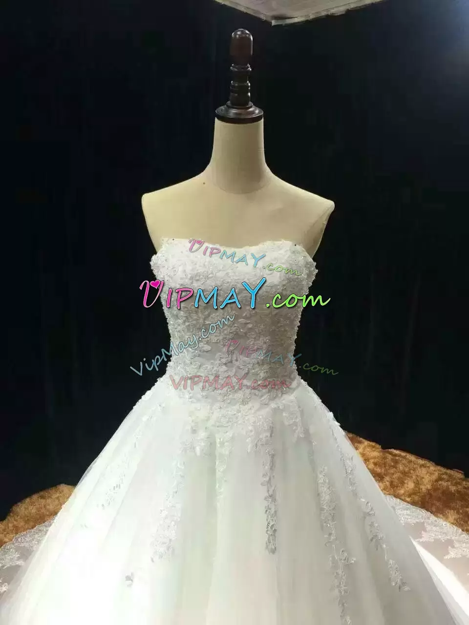 Fitting White Ball Gowns Lace and Appliques Wedding Dresses Backless Tulle Sleeveless