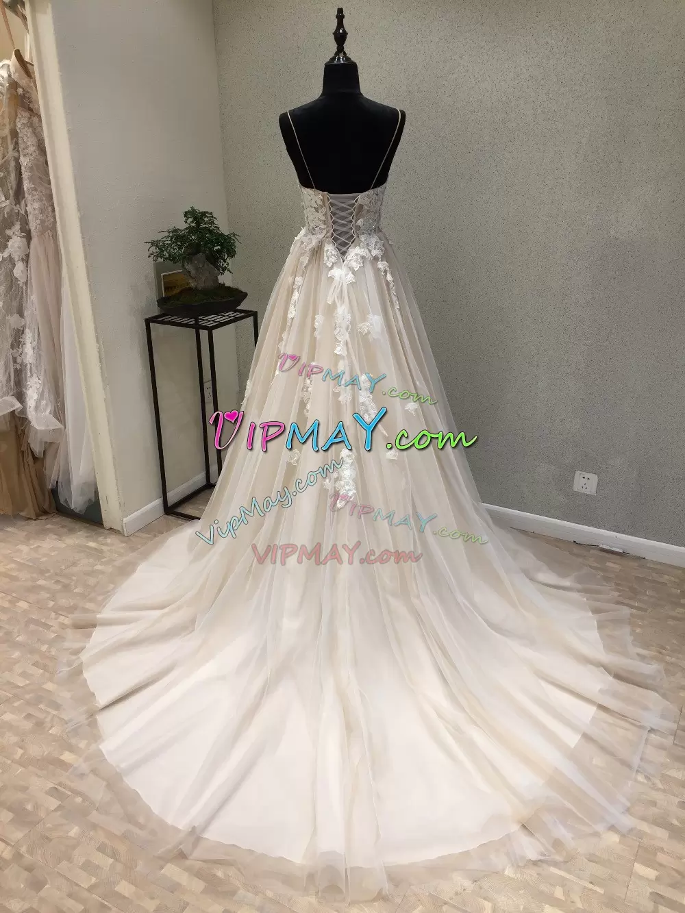 Tulle Spaghetti Straps Sleeveless Sweep Train Lace Up Appliques Wedding Gown in White