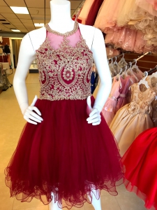 Wine Red Tulle Halter Neck Short Quinceanera Dama Dress with Gold Color Appliques