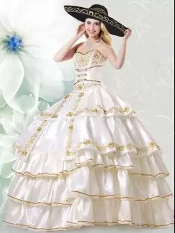 Cowgirl White and Gold 15th Birthday Dress Quinceanera with Embroidery and Ruffled Layers